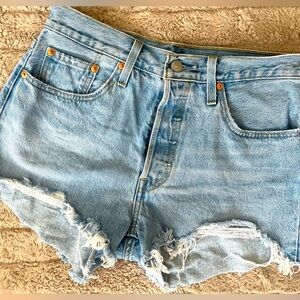 Levi’s 501 Cutoffs Shorts Denim Lt Wash Raw Frey Hem Distressed Buttonfly SZ: 28